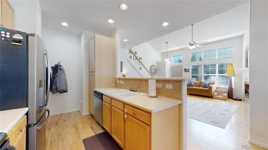 Large peninsula for kitchen preparation