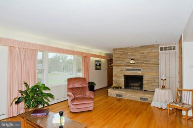 14718 Carson Dr, Burtonsville, MD 20866 - photo 2