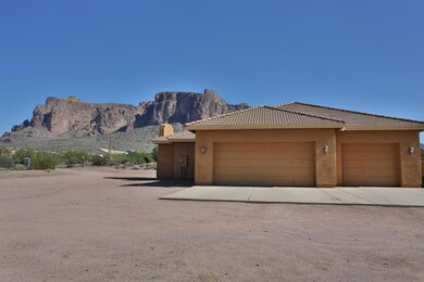 Garage w/Mountain View