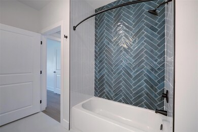 Full bath with shower / washtub combination
