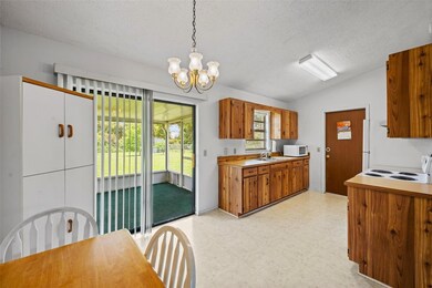Kitchen w. dining nook