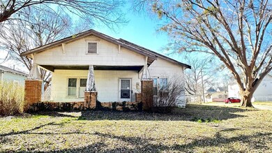 View of front of property featuring a front lawn