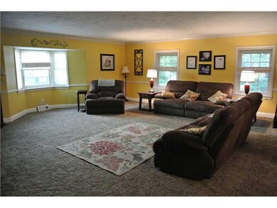Living Room. 26x23 Huge!!  Chair Rail and Crown Mo