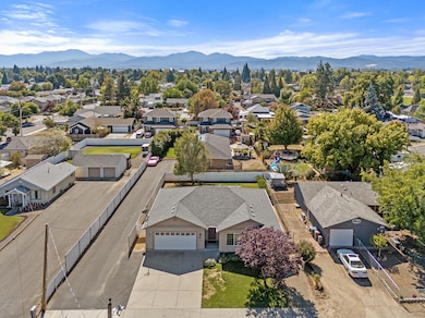 816 Ash St, Central Point, OR 97502 - photo 2