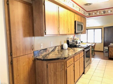 29337 Beechwood Dr, Wickliffe, OH 44092 - photo 4