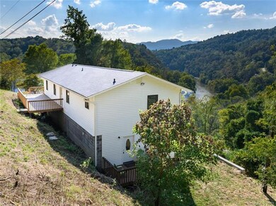 Privacy, mountains, and views of the French Broad 