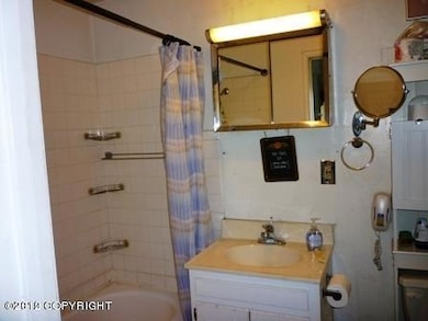 UPSTAIRS BATHROOM
