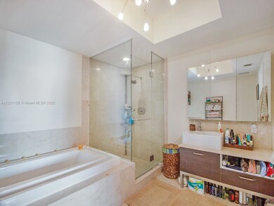 Huge Main Bathroom 