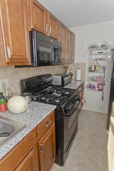 61 Manor Ct unit 61, Springfield, MA 01118 - photo 4