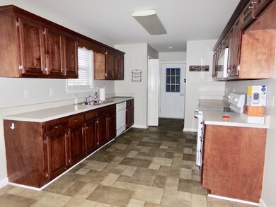 671 W Doak Rd, Manchester, TN 37355 - photo 4