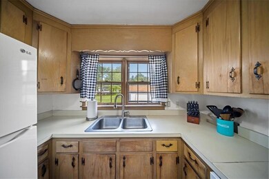 8612 Riggs St, Overland Park, KS 66212 - photo 5