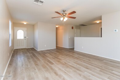 002-photo-living-room-11810458