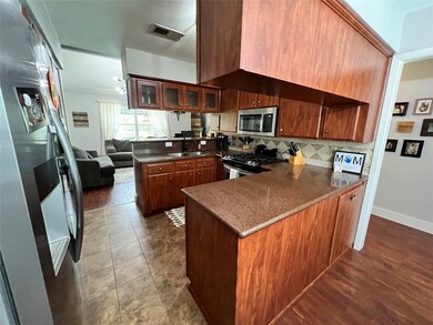 305 Mary Ann Dr, Friendswood, TX 77546 - photo 3