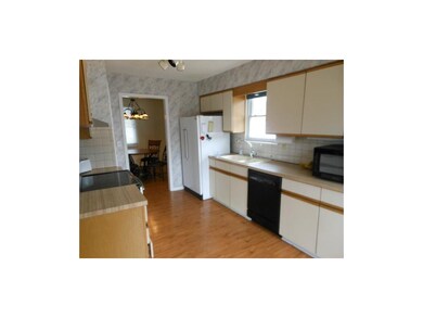Great sized kitchen with a pass through to the liv