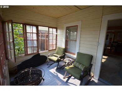 Porch, Screened in
