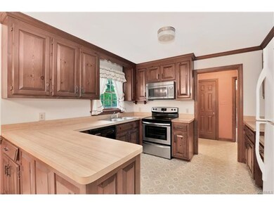 Spacious kitchen, with crown molding, newer microw
