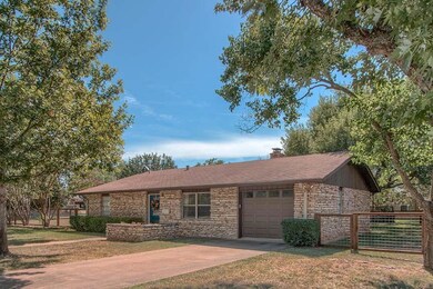 1401 N Crockett St, Fredericksburg, TX 78624 - photo 2