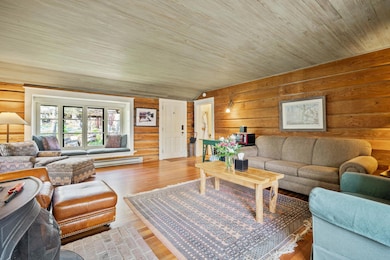 Harry's - Living Room