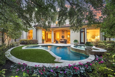 This stunning backyard oasis
features a glistenin