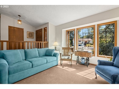 Living Room/Entrance