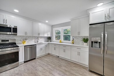 FABULOUS NEW EAT-IN KITCHEN