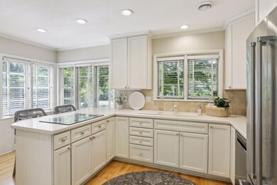 Peninsula with breakfast bar