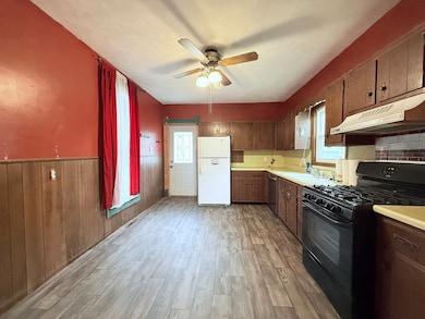 613 N Center St, Clinton, IL 61727 - photo 7