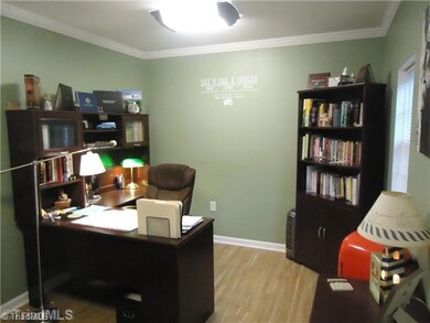 Studio/Study/Office.