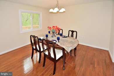 9522 Stevebrook Rd, Fairfax, VA 22032 - photo 5