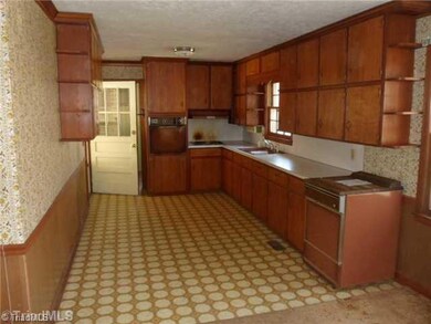 2274 Lambert Dr, Asheboro, NC 27205 - photo 3