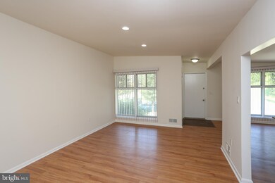 6827 Barnett Rd, Baltimore, MD 21239 - photo 4
