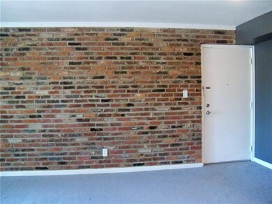 1070 Chatham Park Dr unit C, Pittsburgh, PA 15216 - photo 2