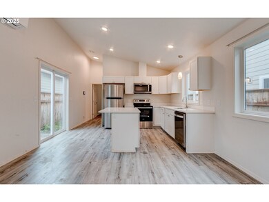 1020 3rd Ave SW, Castle Rock, WA 98611 - photo 2