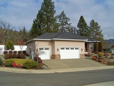 200 Stone Fly Ct, Grants Pass, OR 97526 - photo 2