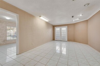 Open room with a wealth of natural light, french d