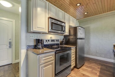 03_TeasterLane_3415_305_Kitchen01