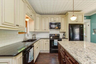 526 Mammoth Rd, Londonderry, NH 03053 - photo 3