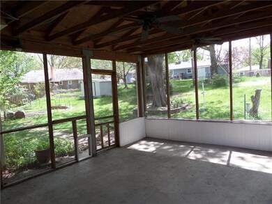 Super large 19'2 x 14' screened in porch! Come and