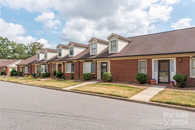 124 N Oakwood Dr unit 124, Statesville, NC 28677 - photo 2