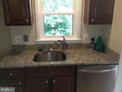 9231 Brian Dr, Vienna, VA 22180 - photo 6