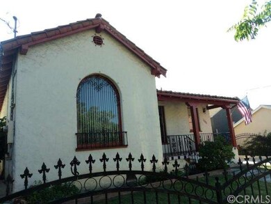 BIG BEAUTIFUL WINDOWS THAT GIVE HOME LOTS OF NATUR