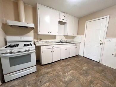 3519 4th St, Bay City, TX 77414 - photo 4