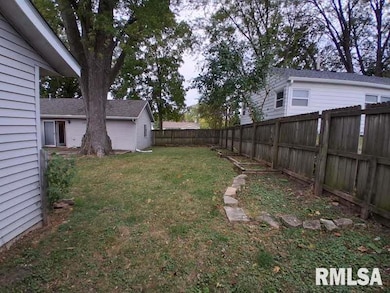 1344 W 37th St, Davenport, IA 52806 - photo 4
