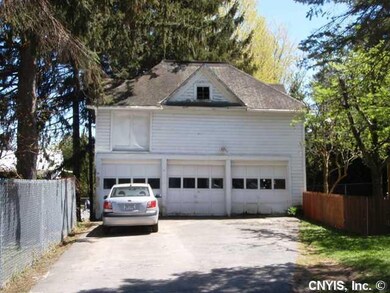 Yard/Garden 3 Car Garage/Carriage House