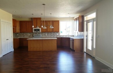 1537 NW Zamia Ave, Redmond, OR 97756 - photo 2