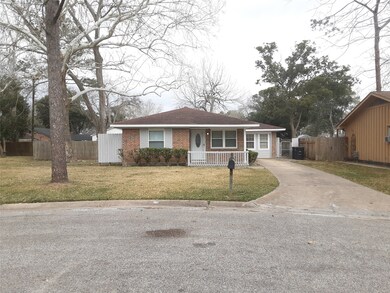 301 Cypress St, Alvin, TX 77511 - photo 2