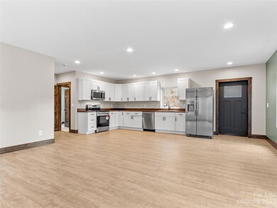 Kitchen & dining area