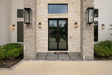 This impressive entrance showcases a striking blen