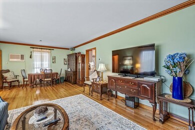 15411 Willets Point Blvd, Whitestone, NY 11357 - photo 6