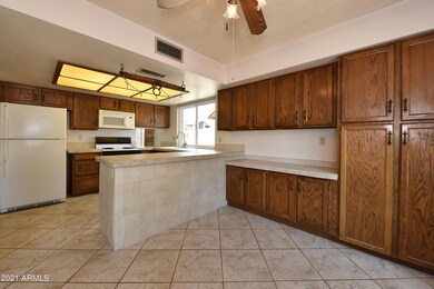 Lots of kitchen cabinets
